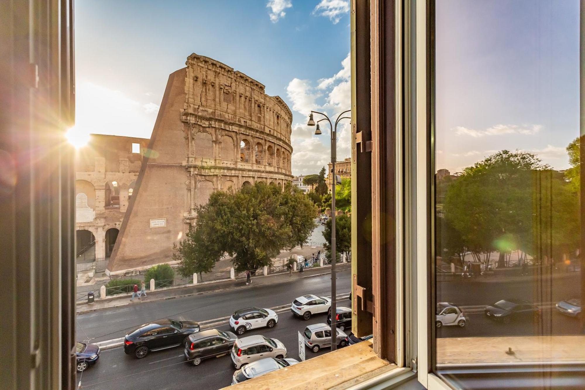 Iconic Apartment With Unique Colosseum View Рим Екстериор снимка