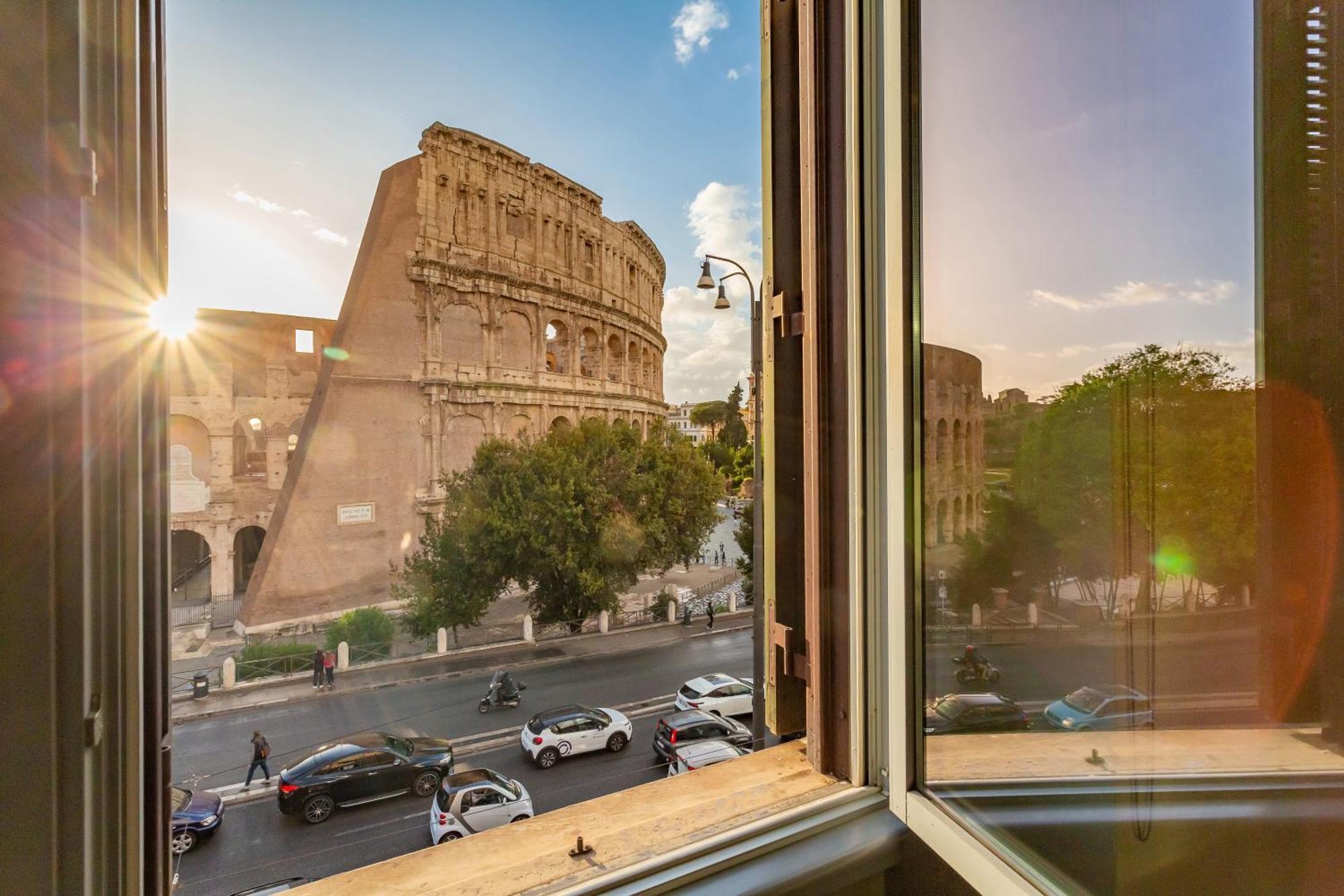 Iconic Apartment With Unique Colosseum View Рим Екстериор снимка