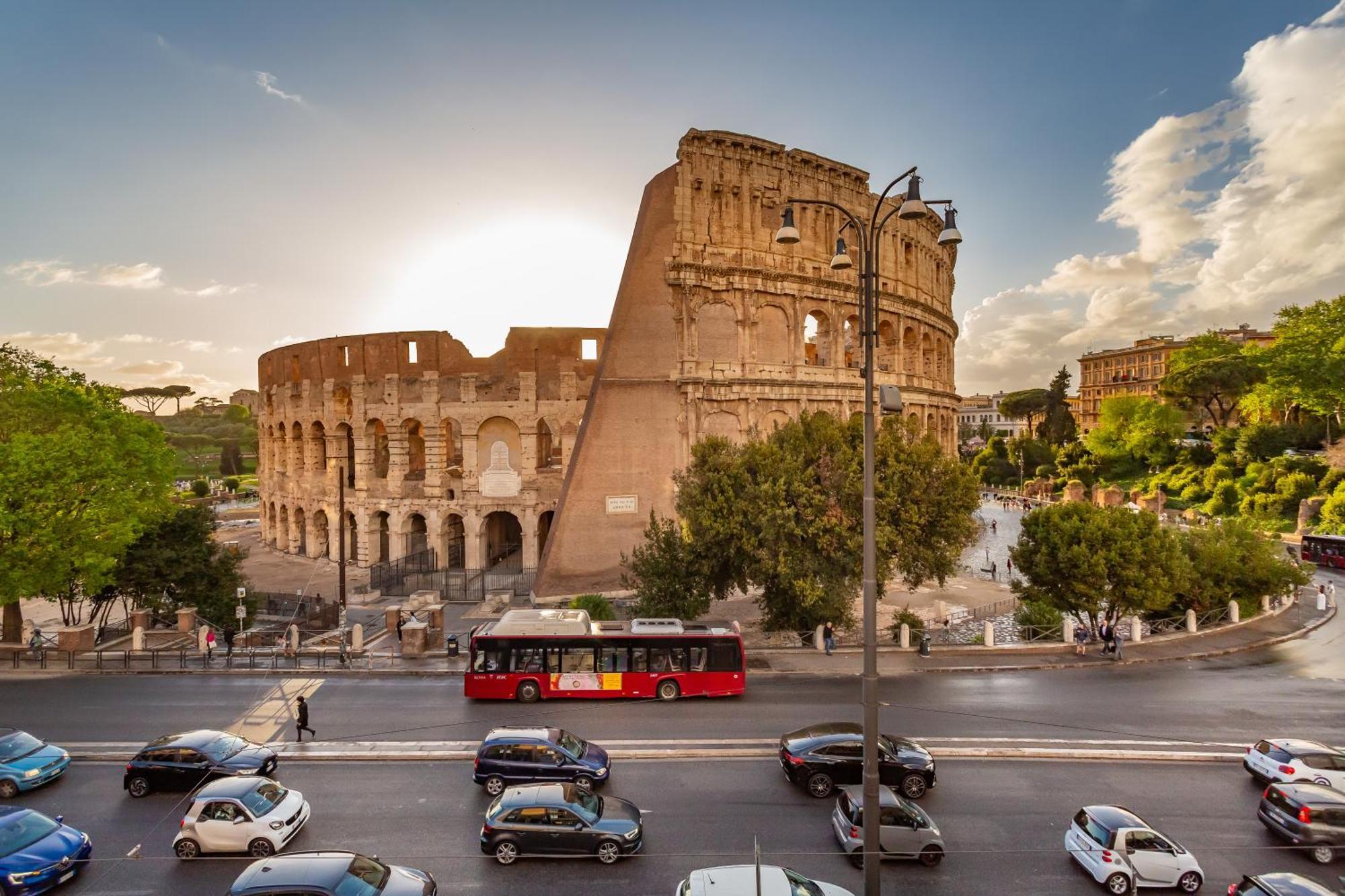 Iconic Apartment With Unique Colosseum View Рим Екстериор снимка