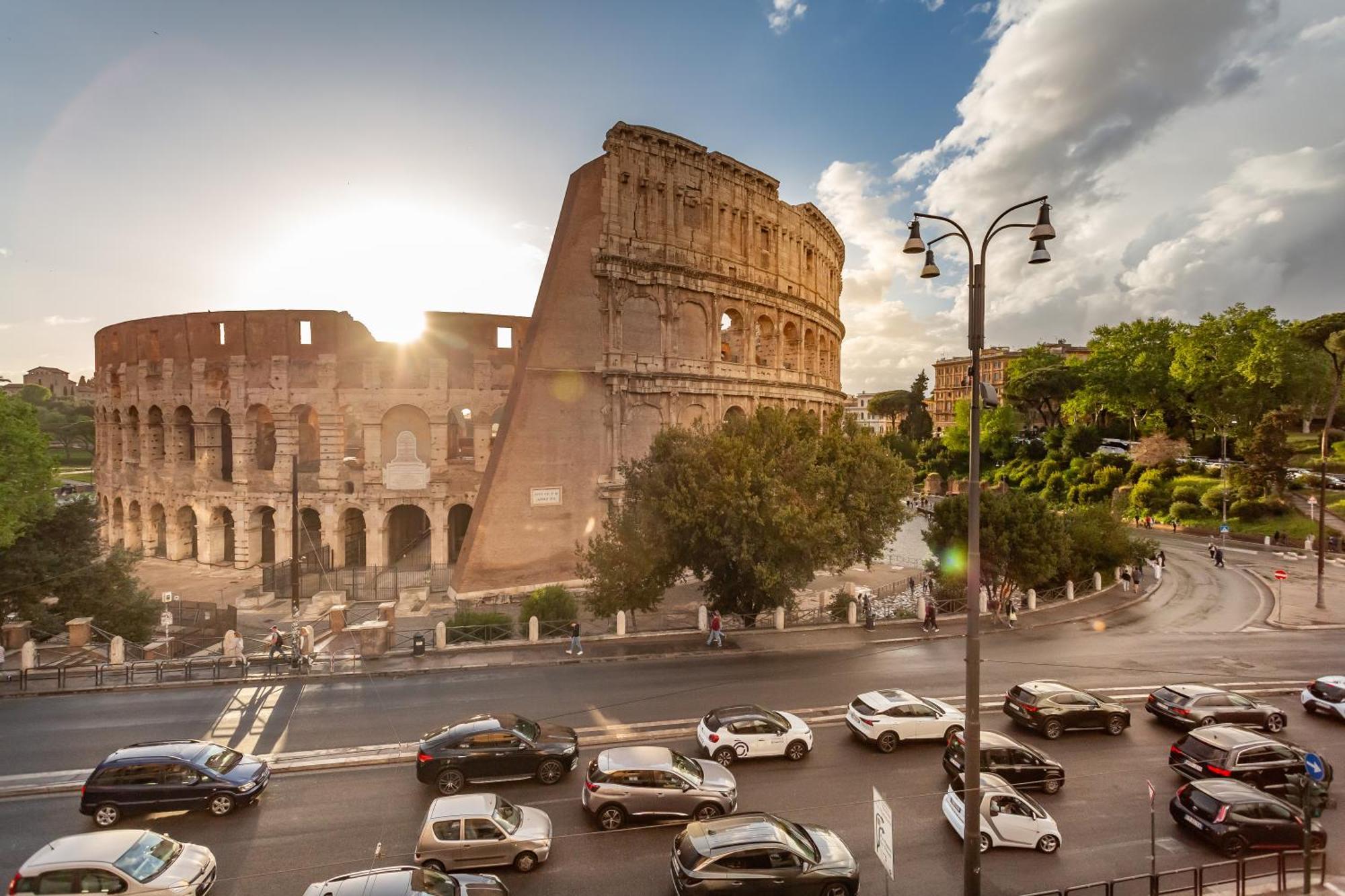 Iconic Apartment With Unique Colosseum View Рим Екстериор снимка